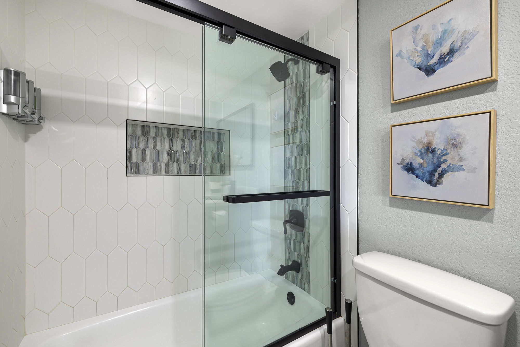 Full bathroom 1